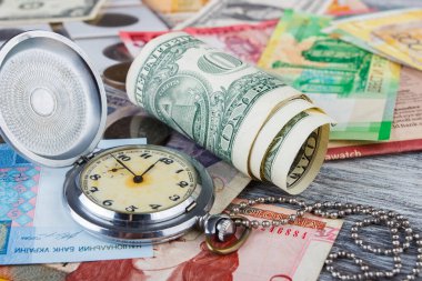 Farklı koleksiyoncu paraları ve banknotlarının arkaplanı, üst görünüm