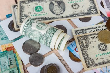 Farklı koleksiyoncu paraları ve banknotlarının arkaplanı, üst görünüm