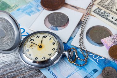 Farklı koleksiyoncu paraları ve banknotlarının arkaplanı, üst görünüm