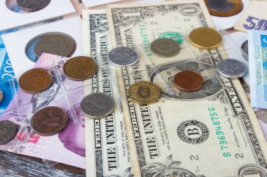Farklı koleksiyoncu paraları ve banknotlarının arkaplanı, üst görünüm