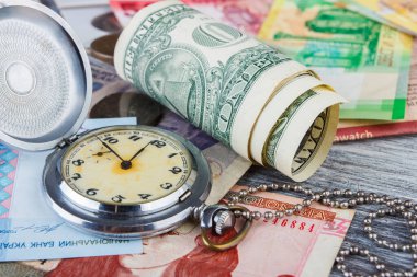 Farklı koleksiyoncu paraları ve banknotlarının arkaplanı, üst görünüm