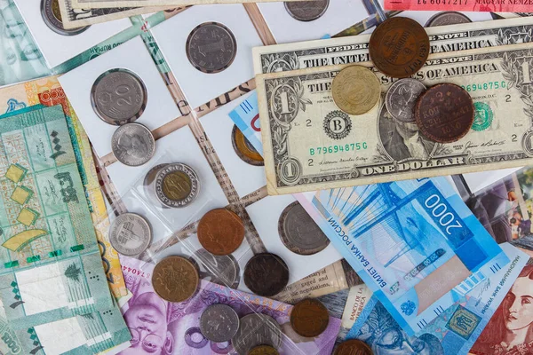 Farklı koleksiyoncu paraları ve banknotlarının arkaplanı, üst görünüm