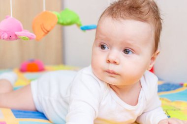 Gelişmekte olan, bulanık arka plan için renkli paspas üzerinde küçük çocuk oynamak