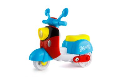 Beyaz arkaplanda renkli scooter