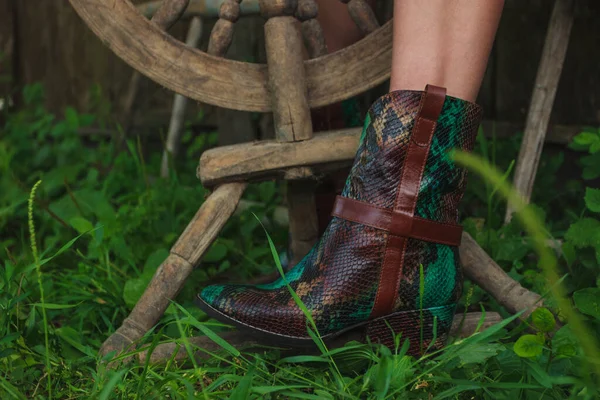 Botas Cuero Verde Con Estilo Fondo Enfoque Suave —  Fotos de Stock