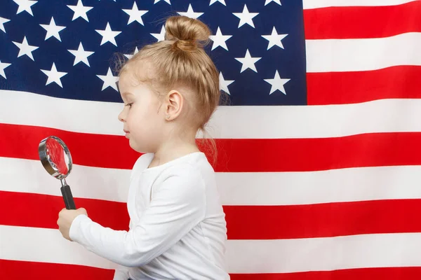 Niña Hermosa Con Una Lupa Mano Bandera América Fondo —  Fotos de Stock
