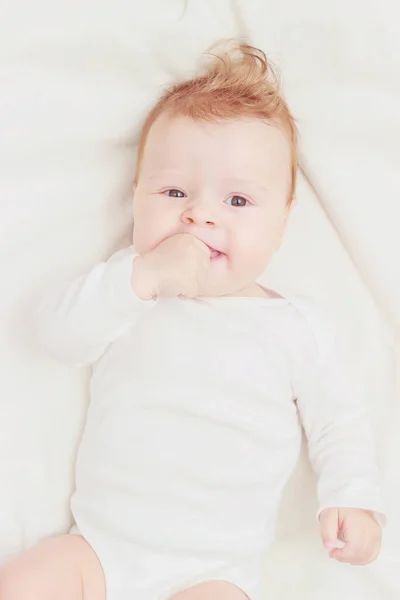 Niño Feliz Manta Blanca Fondo Borroso Vista Superior — Foto de Stock