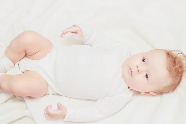 Niño Feliz Manta Blanca Fondo Borroso Vista Superior — Foto de Stock