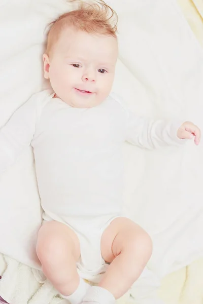 Счастливый Ребенок Белом Одеяле Размытый Фон Вид Сверху — стоковое фото