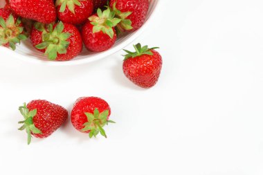 Beyaz kase kırmızı olgun çilek, ışık arka plan