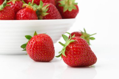 Beyaz kase kırmızı olgun çilek, ışık arka plan