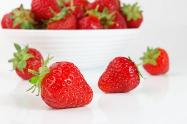 Beyaz kase kırmızı olgun çilek, ışık arka plan