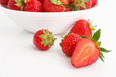 Beyaz kase kırmızı olgun çilek, ışık arka plan