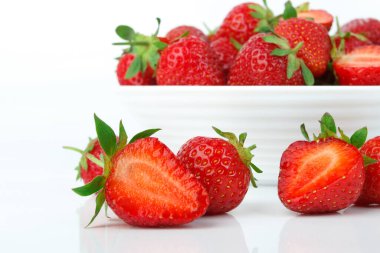 Beyaz kase kırmızı olgun çilek, ışık arka plan