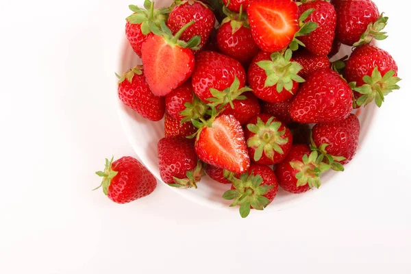 Beyaz kase kırmızı olgun çilek, ışık arka plan