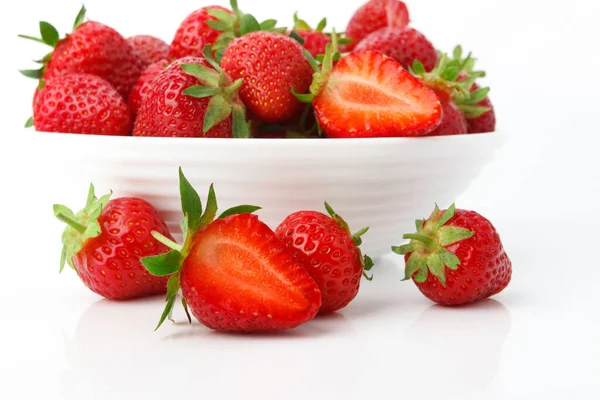 Beyaz kase kırmızı olgun çilek, ışık arka plan