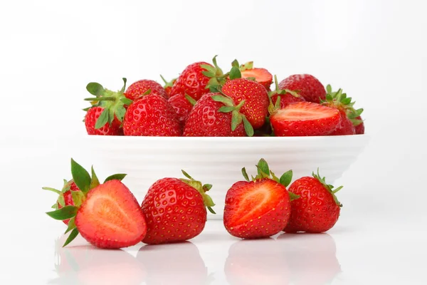 Beyaz kase kırmızı olgun çilek, ışık arka plan