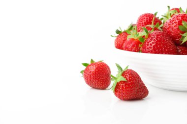 Beyaz kase kırmızı olgun çilek, ışık arka plan