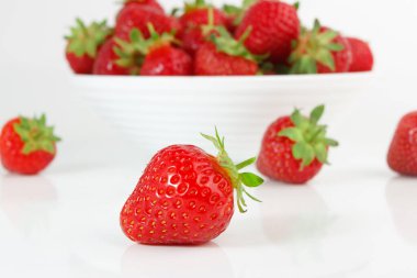 Beyaz kase kırmızı olgun çilek, ışık arka plan