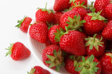 Beyaz kase kırmızı olgun çilek, ışık arka plan