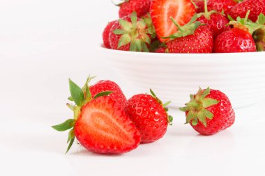 Beyaz kase kırmızı olgun çilek, ışık arka plan