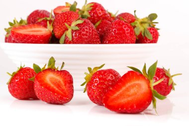 Beyaz kase kırmızı olgun çilek, ışık arka plan