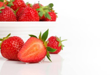 Beyaz kase kırmızı olgun çilek, ışık arka plan