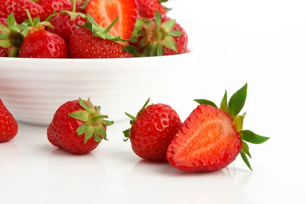 Beyaz kase kırmızı olgun çilek, ışık arka plan