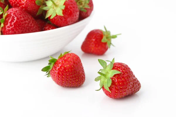 Fragola Matura Rossa Nella Ciotola Bianca Fondo Chiaro — Foto Stock