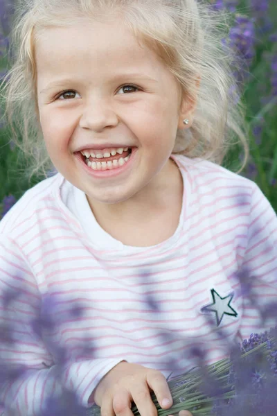 Kis Gyönyörű Lány Egy Csokor Levendula Virágok Puha Fókusz Háttér — Stock Fotó