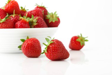 Beyaz kase kırmızı olgun çilek, ışık arka plan