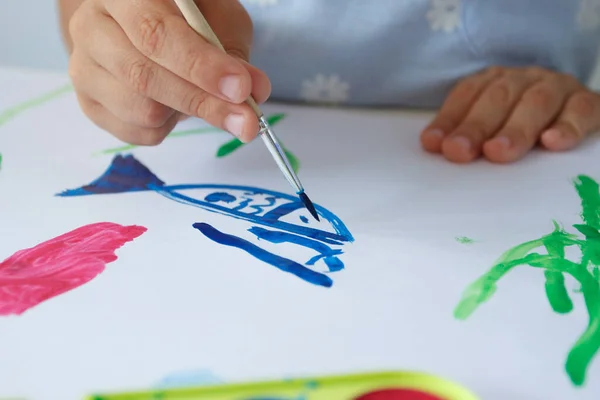 Дитина Малює Картину Аквареллю Повертається Шкільної Концепції — стокове фото