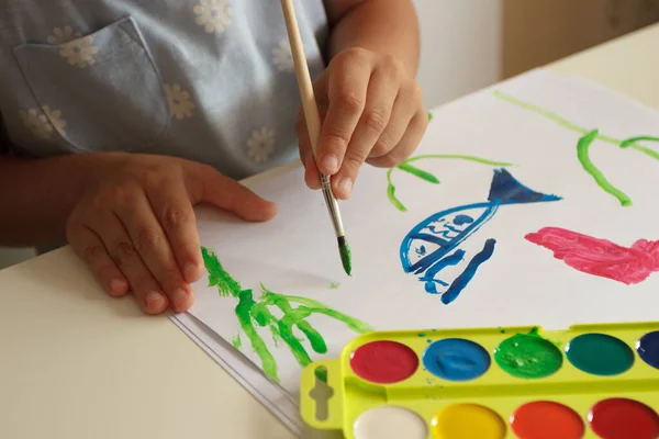 Дитина Малює Картину Аквареллю Повертається Шкільної Концепції — стокове фото