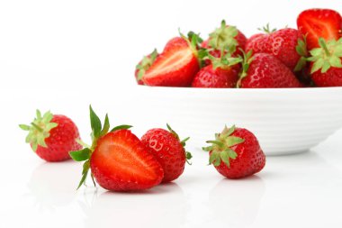 Beyaz kase kırmızı olgun çilek, ışık arka plan