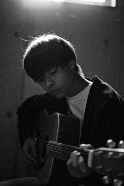 Gitar çalan kişi.