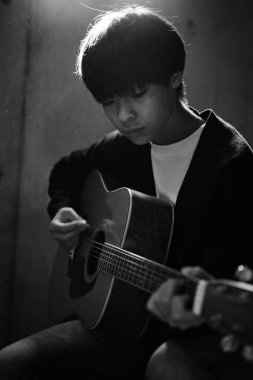 Gitar çalan kişi.