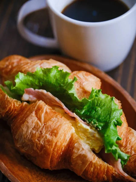 Sandwich Croissant Plato Madera — Foto de Stock