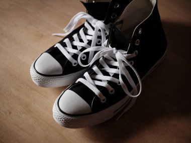 Siyah beyaz spor ayakkabıların fotoğrafı.