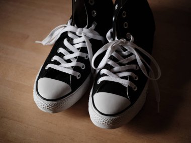 Siyah beyaz spor ayakkabıların fotoğrafı.