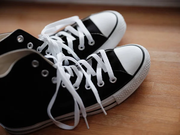 Siyah beyaz spor ayakkabıların fotoğrafı.