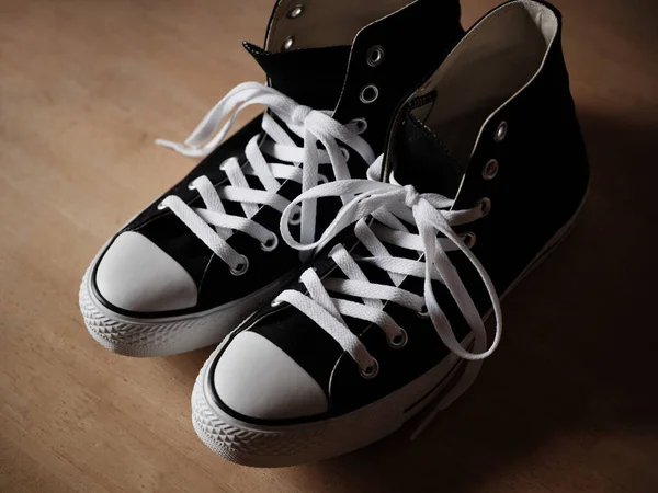 Siyah beyaz spor ayakkabıların fotoğrafı.