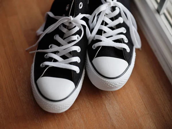 Siyah beyaz spor ayakkabıların fotoğrafı.