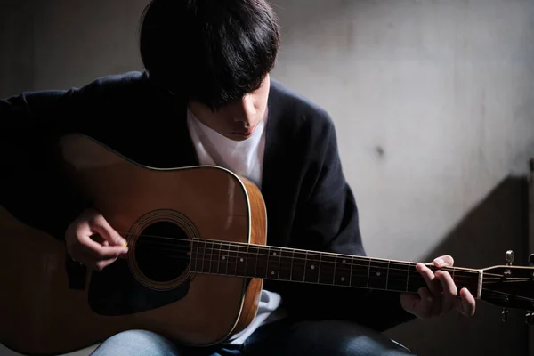 Die Person Die Gitarre Spielt — Stockfoto