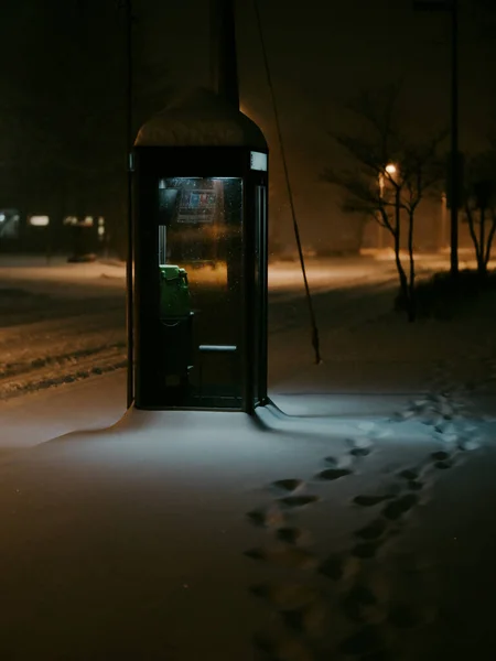 Telefonkiosk Vinternatten — Stockfoto