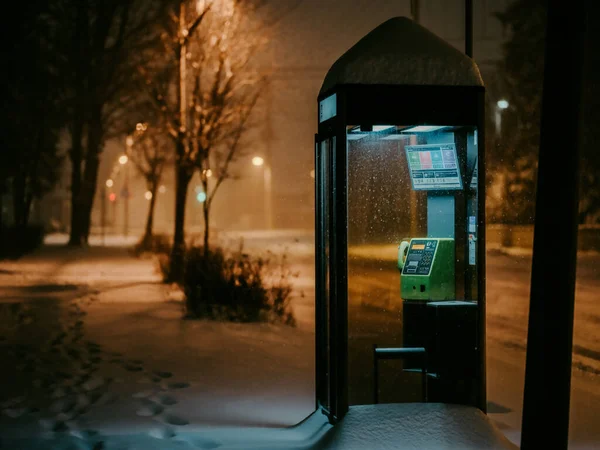 Cabina Telefónica Noche Invierno —  Fotos de Stock