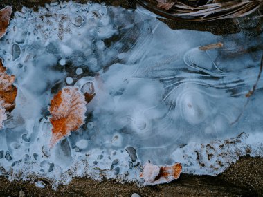 Donmuş nehir kışın hokkaido