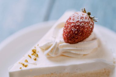 Beyaz tabakta çilekli pasta