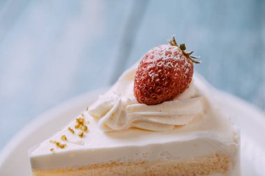 Beyaz tabakta çilekli pasta