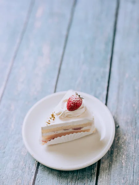 白い皿の上のストロベリーケーキ — ストック写真
