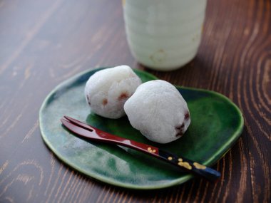 İçinde fasulye ezmeli pirinç keki var.